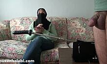 ब्रिटिश पत्नी अपनी मिस्र की MILF माँ को अपने शरीर पर नियंत्रण करते हुए सहन करती है।