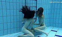 ロシアの女の子クララ・ウモラとバジャンキナが熱い水中アクションに耽る