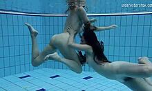 ロシアの女の子クララ・ウモラとバジャンキナが熱い水中アクションに耽る