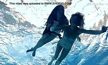 Les filles russes Clara Umora et Bajankina s'adonnent à une action sous-marine chaude
