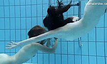 Russische meisjes Clara Umora en Bajankina genieten van hete onderwateractie