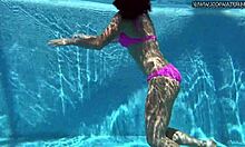 Jessica Lincolns zelfgemaakte video toont een hete babe die een dubbele penetratie neemt in het zwembad