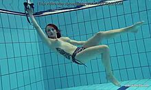 Amateur-Teen Katrin geht nackt unter Wasser in einem Heimvideo